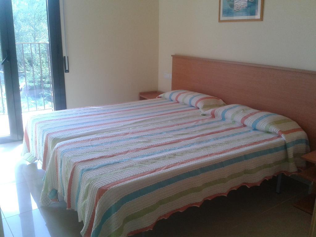 Apartamentos Fonda Finet Sant Felíu de Pallarols Quarto foto